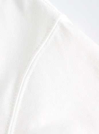 Nahaufnahme eines weißen T-Shirts aus Baumwolle, zeigt feine Nähte und weiches Material. Perfekt für minimalistische Mode und Komfort.