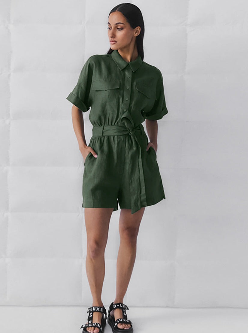 Damen Jumpsuit in Olivgrün, kurzärmelig, mit Gürtel und Knopfleiste. Perfekt für Sommermode, lässiger Stil, trendige Damenbekleidung.