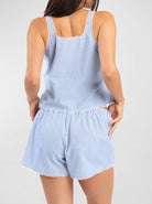 Damen-Pyjama-Set aus blau-weiß gestreiftem Stoff, ärmelloses Oberteil und Shorts, bequem und modisch, ideal für Sommernächte und Loungewear.