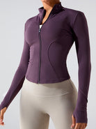 Damen-Sportjacke in Lila, figurbetont, mit Reißverschluss und Stehkragen. Perfekt für Fitness, Yoga und Freizeit. Atmungsaktiv und stylisch.