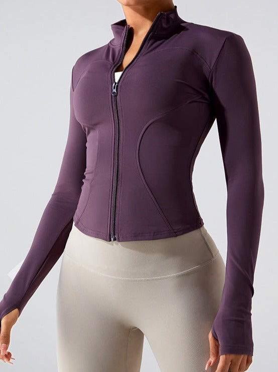 Damen-Sportjacke in Lila, figurbetont, mit Reißverschluss und Stehkragen. Perfekt für Fitness, Yoga und Freizeit. Atmungsaktiv und stylisch.