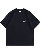 Schwarzes T-Shirt mit kleinem weißen Logo und Schriftzug "Let's Camping" auf der Brust. Perfekt für Outdoor-Enthusiasten und Freizeitmode.