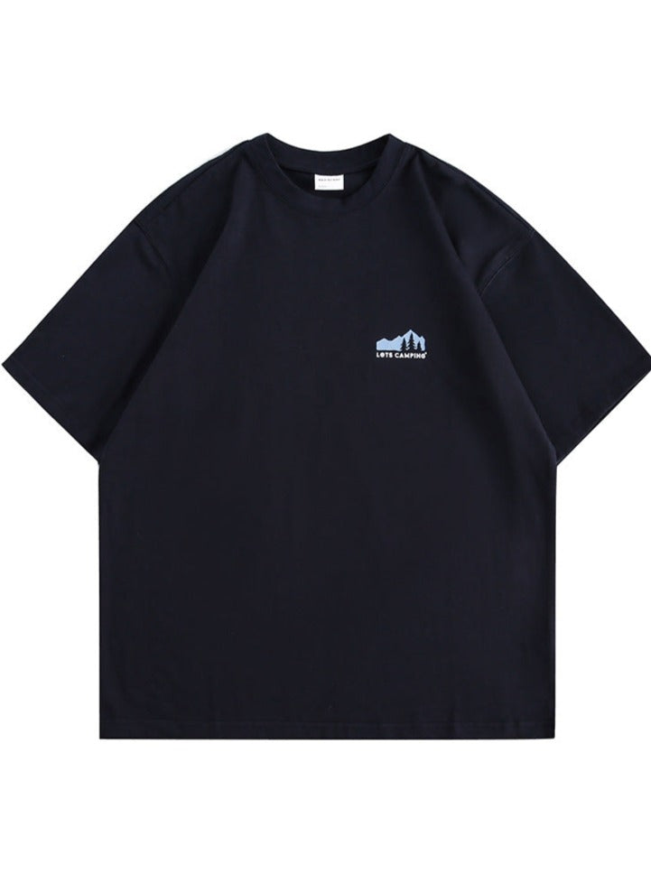 Schwarzes T-Shirt mit kleinem weißen Logo und Schriftzug "Let's Camping" auf der Brust. Perfekt für Outdoor-Enthusiasten und Freizeitmode.