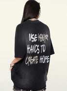 Schwarzes T-Shirt mit Aufdruck "Use Your Hands to Create Hope", lässiger Stil, Unisex, Baumwolle, Streetwear, modisches Design, Rückansicht.