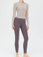 Damen-Sportoutfit: Beige Langarm-Trainingsjacke und graue Leggings. Ideal für Fitness, Yoga und Freizeit. Atmungsaktiv und bequem.