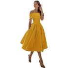 Elegantes gelbes Off-Shoulder-Kleid, knielang, aus hochwertigem Stoff. Perfekt für besondere Anlässe. Damenmode, Abendkleid, stilvoll.