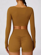 Damen-Sportset in Braun, bestehend aus langärmligem Crop-Top und Shorts. Ideal für Fitness, Yoga und aktive Freizeit. Hochwertige Sportbekleidung.