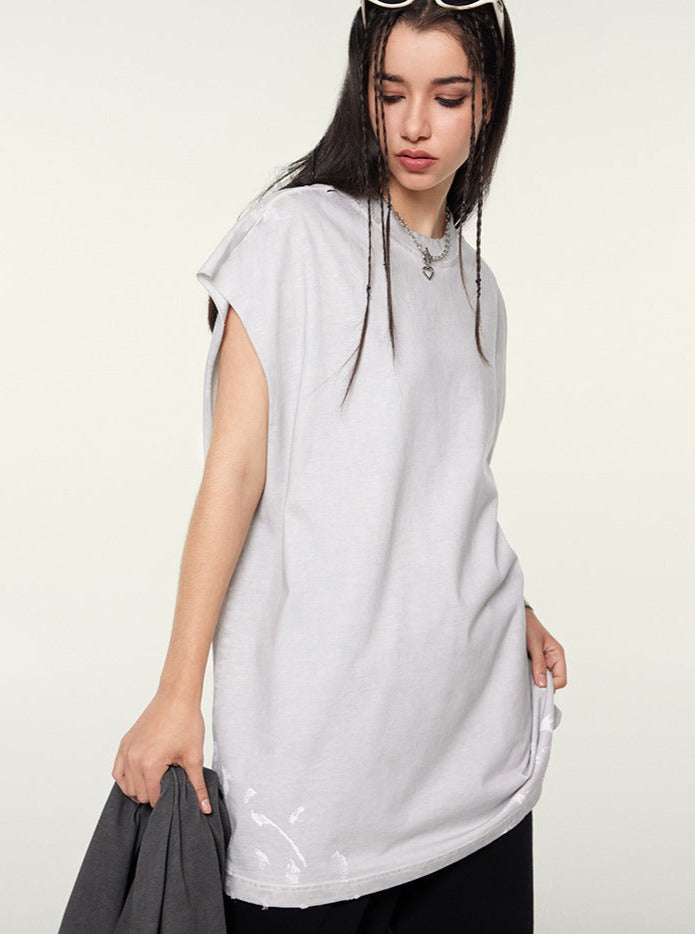 Frau in weißem Oversize-T-Shirt, modisch und lässig, mit Sonnenbrille im Haar. Perfekt für Streetwear und Casual-Looks.