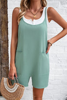 Damen Jumpsuit in Mintgrün, ärmellos, mit Taschen. Perfekt für Sommermode. Kombiniert mit Strohtasche für lässigen, stilvollen Look.