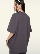 Dunkelgraues Oversize-T-Shirt für Damen, lässiger Stil, ideal für Streetwear. Bequemes Material, perfekt für modische Freizeitoutfits.