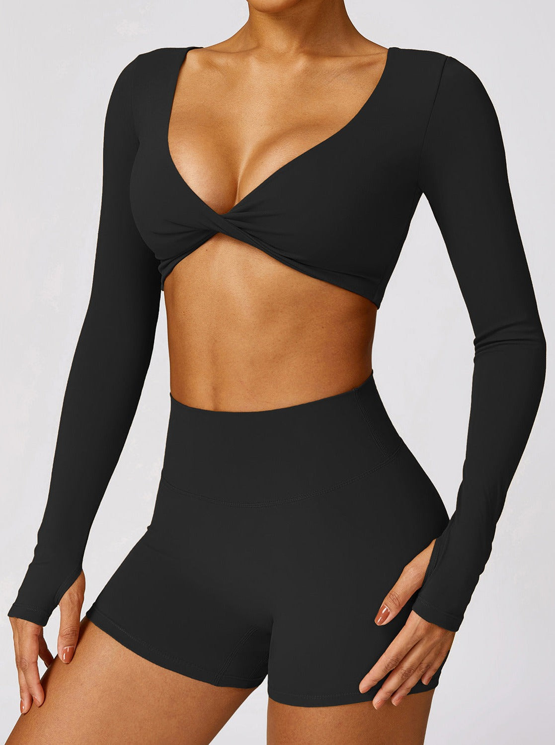 Damen-Sportset in Schwarz: Langarm-Crop-Top und High-Waist-Shorts. Ideal für Fitness, Yoga und Freizeit. Bequem und stilvoll.