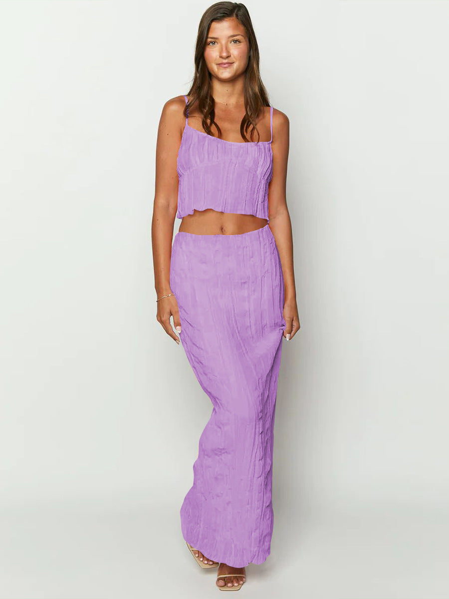 Frau in lila Maxikleid, ärmellos, mit fließendem Stoff. Perfekt für Sommermode, Strandoutfits und elegante Freizeitkleidung.