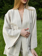 Eleganter Damen-Kimono aus beigem Leinen, ideal für Sommermode. Perfekt für stilvolle Freizeitlooks und nachhaltige Mode.