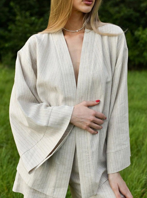 Eleganter Damen-Kimono aus Leinen in Beige, ideal für Sommermode. Perfekt für lässige Outfits und stilvolle Freizeitkleidung.