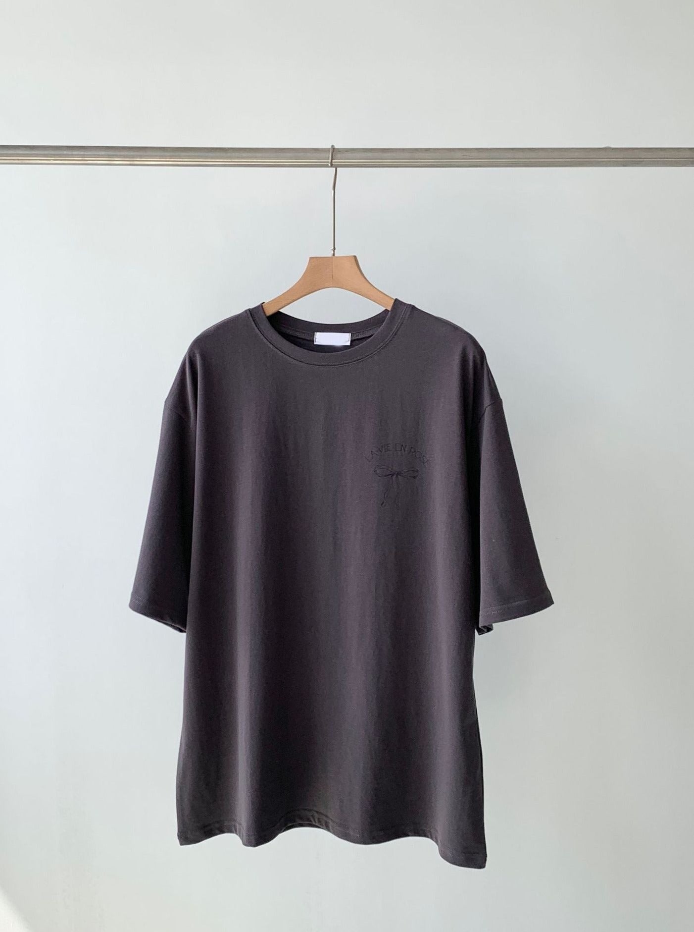 Schwarzes Oversize-T-Shirt aus Baumwolle, minimalistisch, unisex, lässiger Stil, ideal für Streetwear, hochwertig, bequem, modisch.
