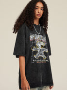 Schwarzes Oversize-T-Shirt mit grafischem Print, lässiger Streetwear-Stil, ideal für trendige Mode, Unisex-Design, Baumwollmaterial.