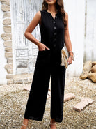 Eleganter schwarzer Jumpsuit für Damen, ärmellos mit Knopfleiste, ideal für Sommermode. Perfekt für stilvolle Freizeit- und Abendlooks.