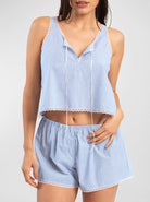 Damen-Pyjama-Set aus blau-weiß gestreiftem Stoff, ärmelloses Oberteil mit V-Ausschnitt und Shorts. Bequem, modisch, ideal für den Sommer.