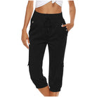 Damen-Cargohose in Schwarz, knielang, mit Kordelzug und Taschen. Ideal für Freizeit und Sport. Bequeme Passform, modisch und vielseitig.