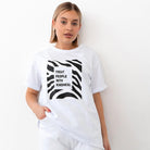 Frau trägt weißes T-Shirt mit "Treat People With Kindness"-Aufdruck und Zebramuster. Modetrend, Statement-Shirt, lässiger Stil, Damenmode.