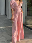 Elegantes rosa Abendkleid mit Puffärmeln und tiefem V-Ausschnitt, ideal für besondere Anlässe. Perfekt für stilvolle Mode und Abendgarderobe.