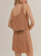 Damen-Sommerkleid in Braun, ärmellos, mit lockerem Schnitt und elastischer Taille. Perfekt für Freizeit und Strandmode.