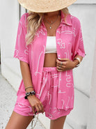 Frau in rosa Sommer-Set mit abstraktem Muster, Strohhut und Schmuck. Modetrend, lässiger Stil, Sommeroutfit, Damenbekleidung.