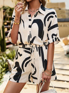 Damen Jumpsuit mit abstraktem Schwarz-Weiß-Muster, kurzärmelig, tailliert, ideal für Sommermode. Perfekt für stilvolle Freizeitoutfits.