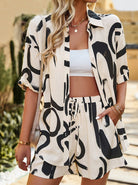 Damen-Sommeroutfit mit abstraktem Print: Kurzarm-Hemd und Shorts in Beige und Schwarz. Perfekt für lässige, modische Sommerlooks.
