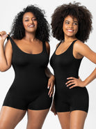 Zwei Frauen in schwarzen Bodysuits lächeln in die Kamera. Bequeme, figurbetonte Shapewear für Damen, ideal für Alltag und Freizeit.