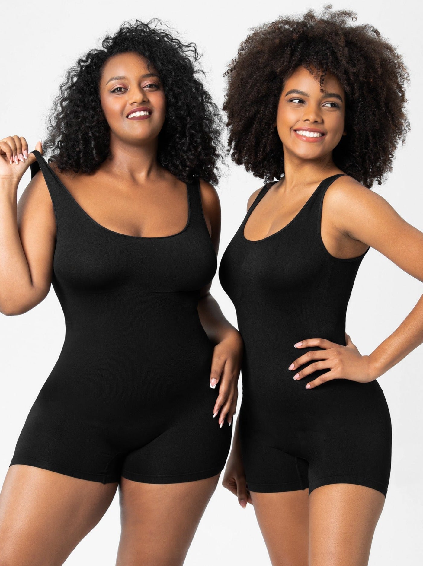 Zwei Frauen in schwarzen Bodysuits lächeln in die Kamera. Bequeme, figurbetonte Shapewear für Damen, ideal für Alltag und Freizeit.