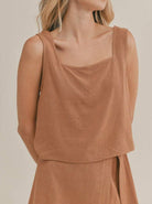 Ärmelloses Damenoberteil in Beige, lässiger Schnitt, weicher Stoff, ideal für Sommermode. Perfekt kombinierbar mit Röcken oder Hosen.