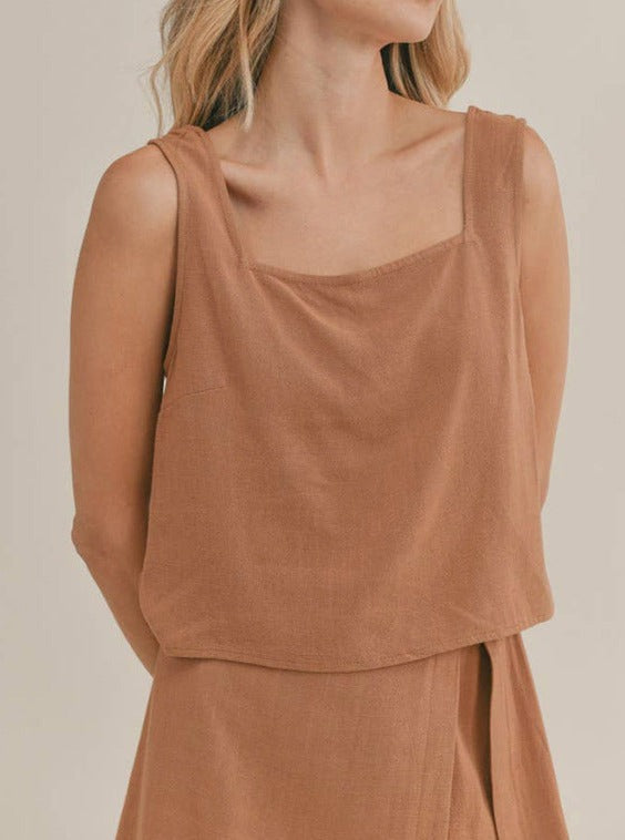 Ärmelloses Damenoberteil in Beige, lässiger Schnitt, weicher Stoff, ideal für Sommermode. Perfekt kombinierbar mit Röcken oder Hosen.