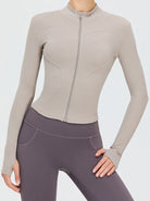 Damen-Sportjacke mit Reißverschluss, tailliertem Design und langen Ärmeln. Ideal für Fitness, Yoga und Freizeit. Atmungsaktiv und bequem.