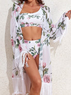 Damen-Bikini-Set mit floralem Muster und passendem Kimono, ideal für Strandmode. Stilvoller Badeanzug mit Fransen, perfekt für den Sommer.