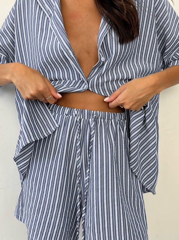 Gestreifter Pyjama-Set für Damen, bestehend aus lockerem Hemd und Shorts. Bequem, modisch, ideal für entspannte Nächte und gemütliche Tage.