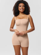 Nahtloser, hautfarbener Shapewear-Body für Damen, figurformend, mit verstellbaren Trägern. Ideal für unsichtbare Unterstützung unter Kleidung.