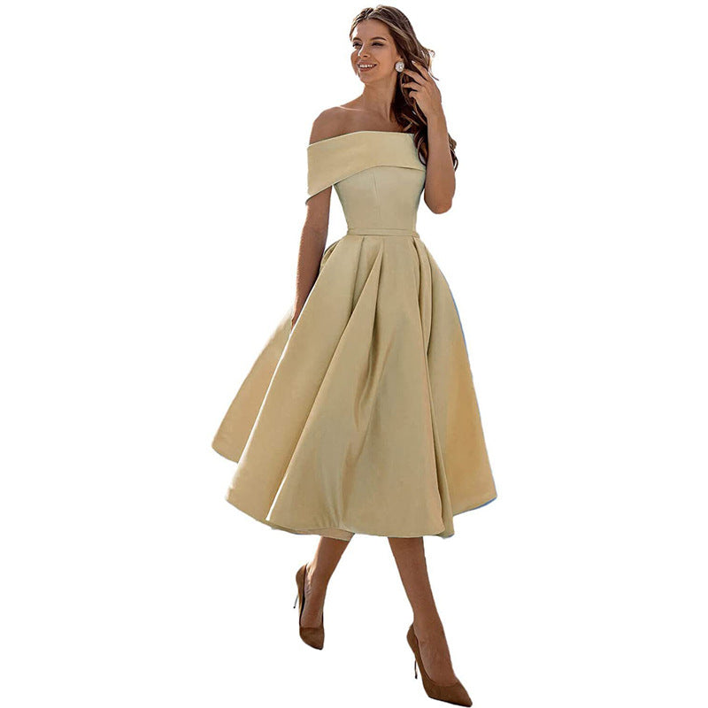 Elegantes, schulterfreies Abendkleid in Creme mit ausgestelltem Rock, ideal für formelle Anlässe. Perfekt für stilvolle Auftritte und Events.