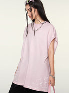Damen Oversize T-Shirt in Rosa, lässiger Stil, ideal für Streetwear. Perfekt kombinierbar mit Accessoires, modisch und bequem.