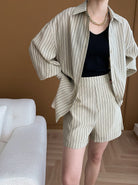 Damen-Outfit mit gestreiftem Hemd und Shorts, ideal für Sommermode. Stilvoll, lässig, bequem, perfekt für trendige Freizeitlooks.