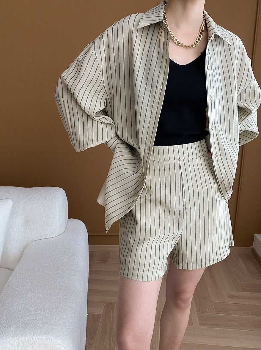 Damen-Outfit mit gestreiftem Hemd und Shorts, ideal für Sommermode. Stilvoll, lässig, bequem, perfekt für trendige Freizeitlooks.