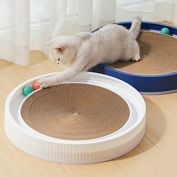 Katzenspielzeug mit Kratzbrett und Bällen, interaktives Design, ideal für Katzenbeschäftigung und Krallenpflege, langlebig und unterhaltsam.
