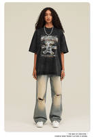 Frau in lässigem Outfit: Schwarzes T-Shirt mit Grafikdruck, weite, zerrissene Jeans. Modetrend, Streetwear, urbaner Stil, lässige Kleidung.