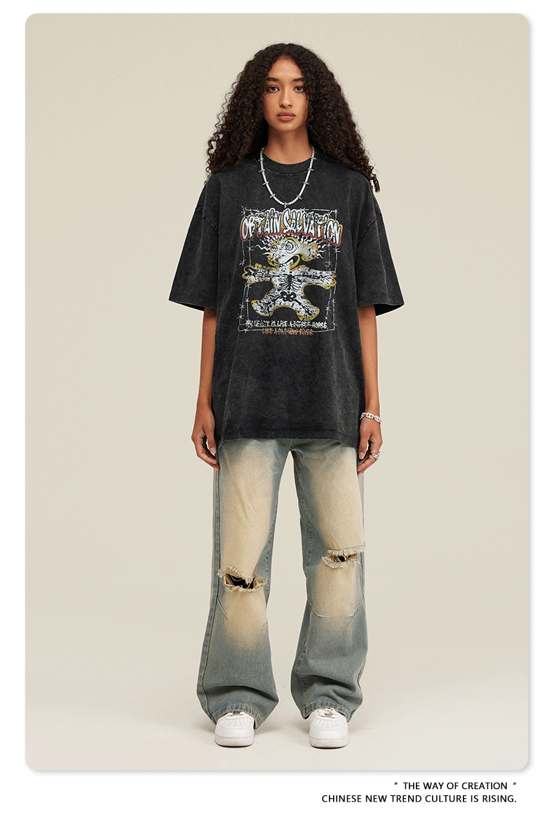 Frau in lässigem Outfit: Schwarzes T-Shirt mit Grafikdruck, weite, zerrissene Jeans. Modetrend, Streetwear, urbaner Stil, lässige Kleidung.