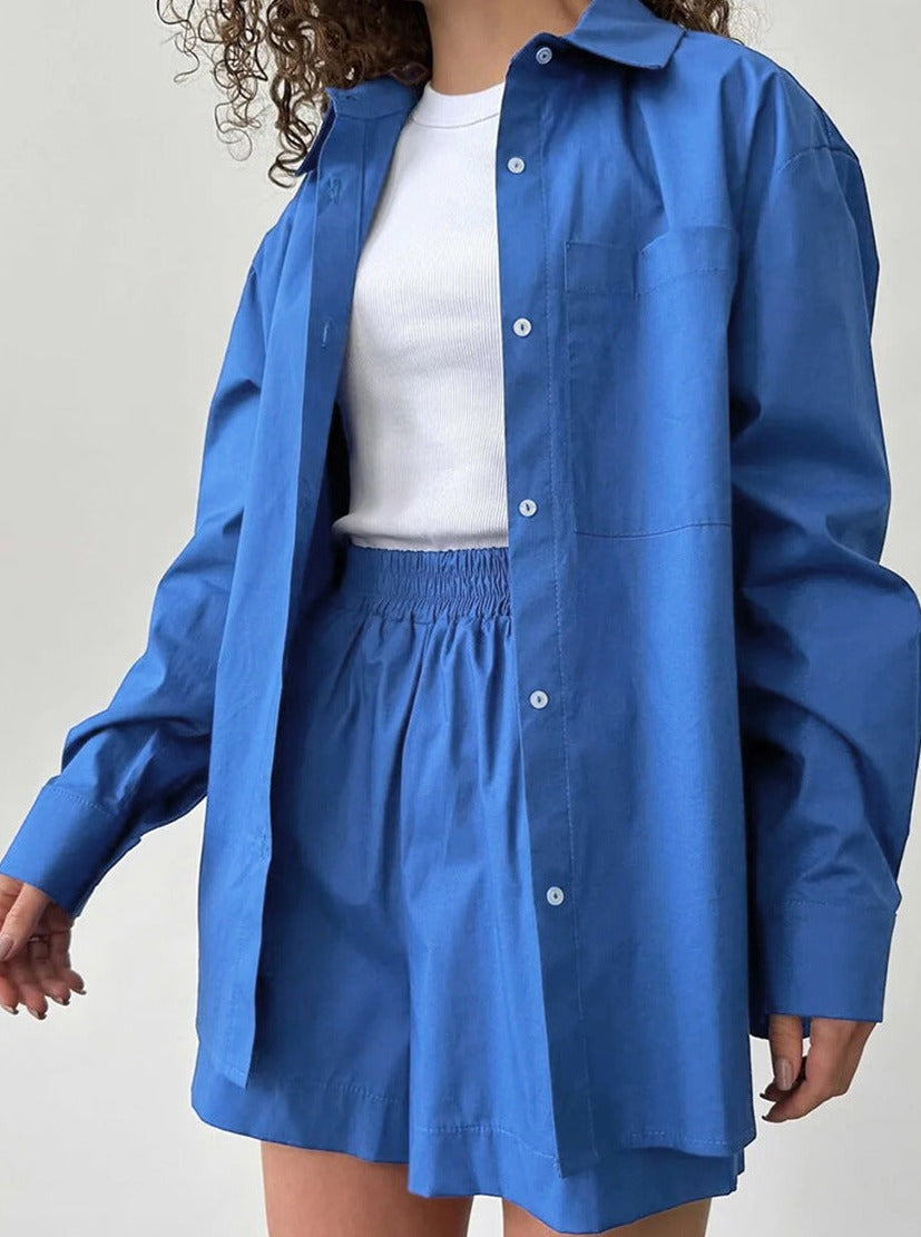Damen-Outfit: Blaues Hemd und Shorts-Set aus Baumwolle, kombiniert mit weißem T-Shirt. Modetrend, lässiger Stil, Sommermode.