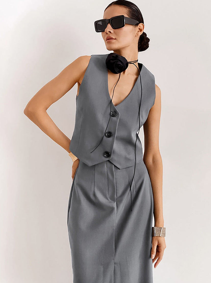 Elegantes Damen-Outfit: Graues ärmelloses Weste-Kleid, modische Sonnenbrille, minimalistisches Design. Perfekt für stilvolle Business-Looks.