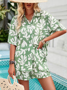 Damen Sommer-Set mit grün-weißem Blattmuster, bestehend aus Hemd und Shorts. Perfekt für Strandmode und Freizeitkleidung.