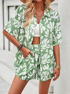 Damen Sommer-Set: Grünes, kurzärmeliges Hemd und Shorts mit weißem Blattmuster. Perfekt für Strandmode und lässige Sommeroutfits.