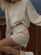 Beiges Strickset für Damen, bestehend aus Pullover und Rock, ideal für Herbstmode. Stilvoll, gemütlich, perfekt für kühle Tage.