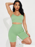 Grünes Sport-Set für Damen: Nahtloses Crop-Top und Shorts, ideal für Fitness und Yoga. Bequem, atmungsaktiv, modisch und funktional.